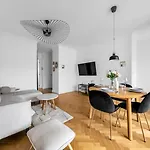 Apartmán Zoliborz - Parking & Two Balconies - By Rentujemy